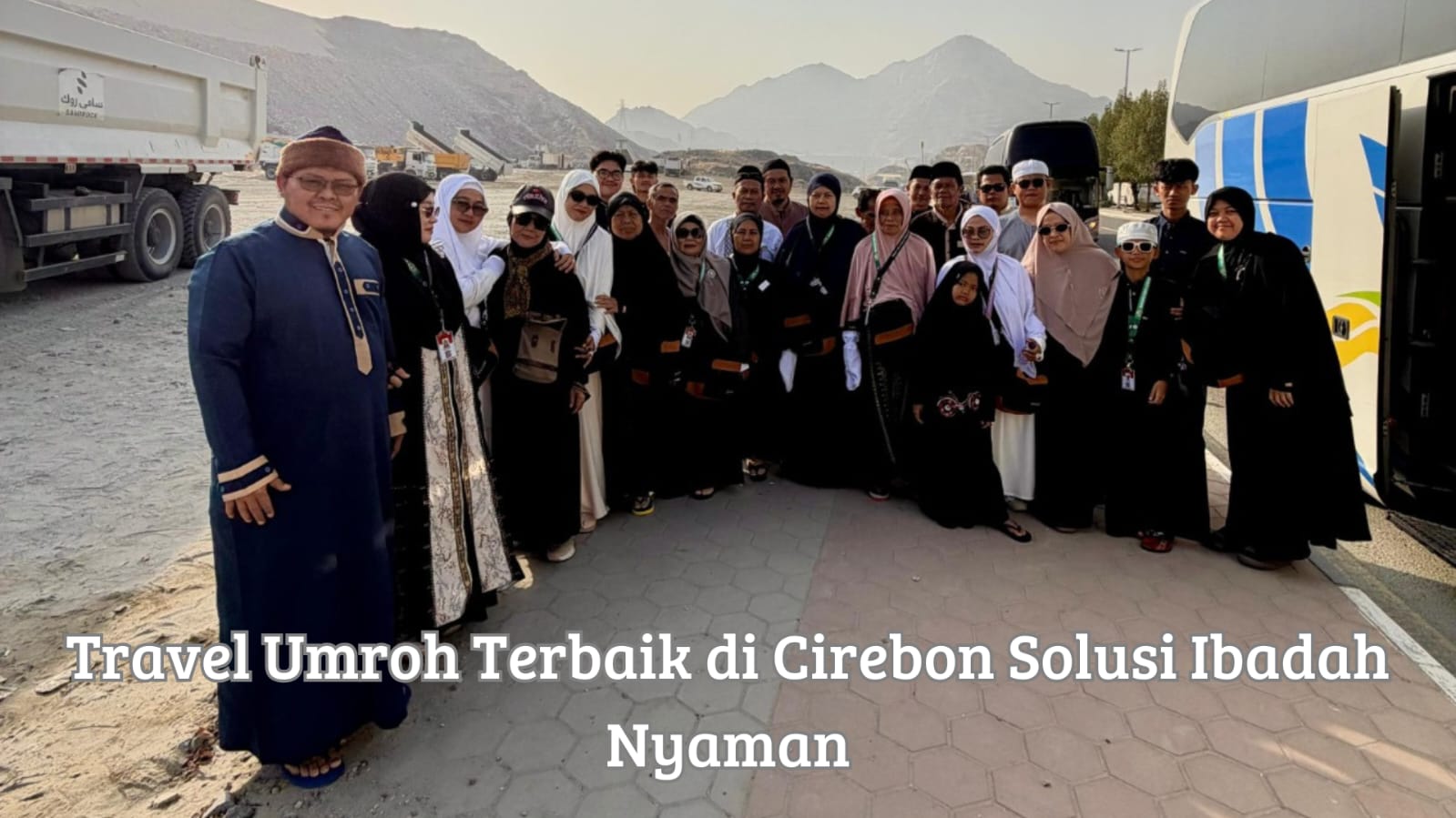 Staf perwakilan travel umroh terbaik di cirebon melayani pendaftaran calon jamaah