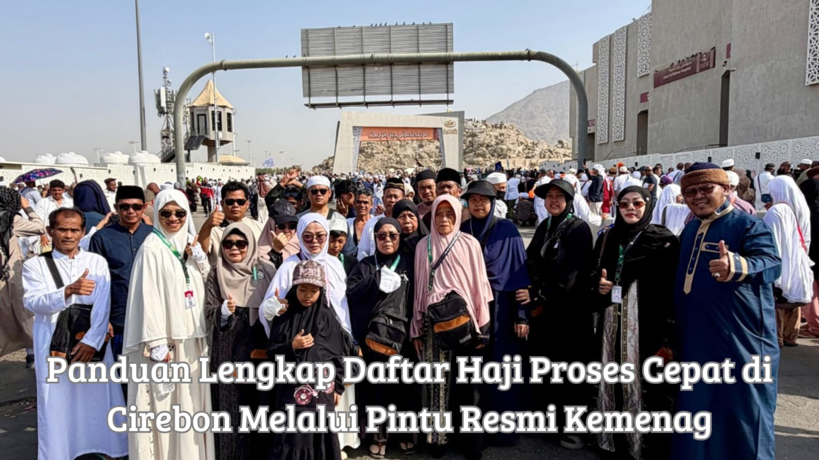 Petugas melayani konsultasi daftar haji proses cepat di Cirebon bersama calon jamaah