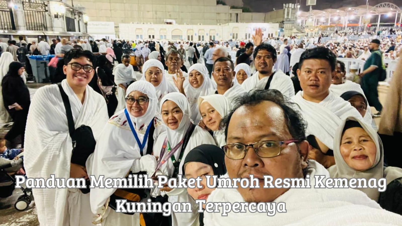 Jemaah berkumpul sebelum berangkat dengan paket umroh resmi Kemenag KUNINGAN