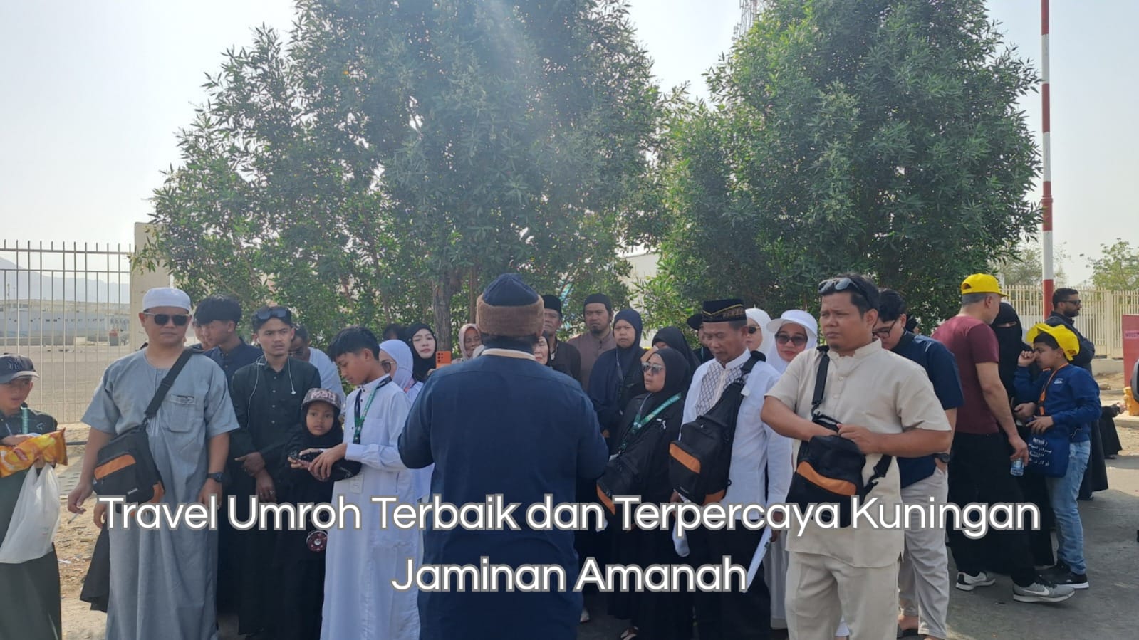 Suasana jemaah khusyuk mendengarkan manasik bersama travel umroh terbaik dan terpercaya Kuningan
