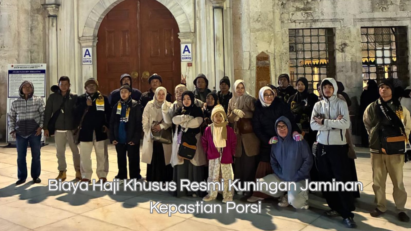 Rombongan jemaah mengikuti bimbingan terkait biaya haji khusus resmi kuningan