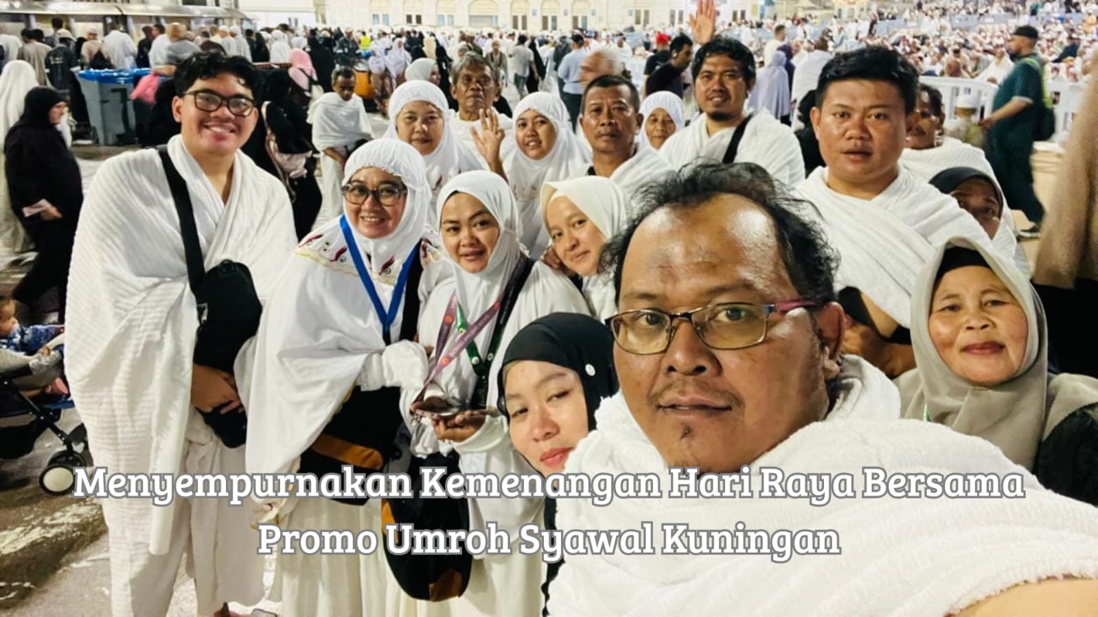 Spanduk penawaran Promo umroh syawal Kuningan dengan latar belakang jamaah di pelataran Masjid Nabawi