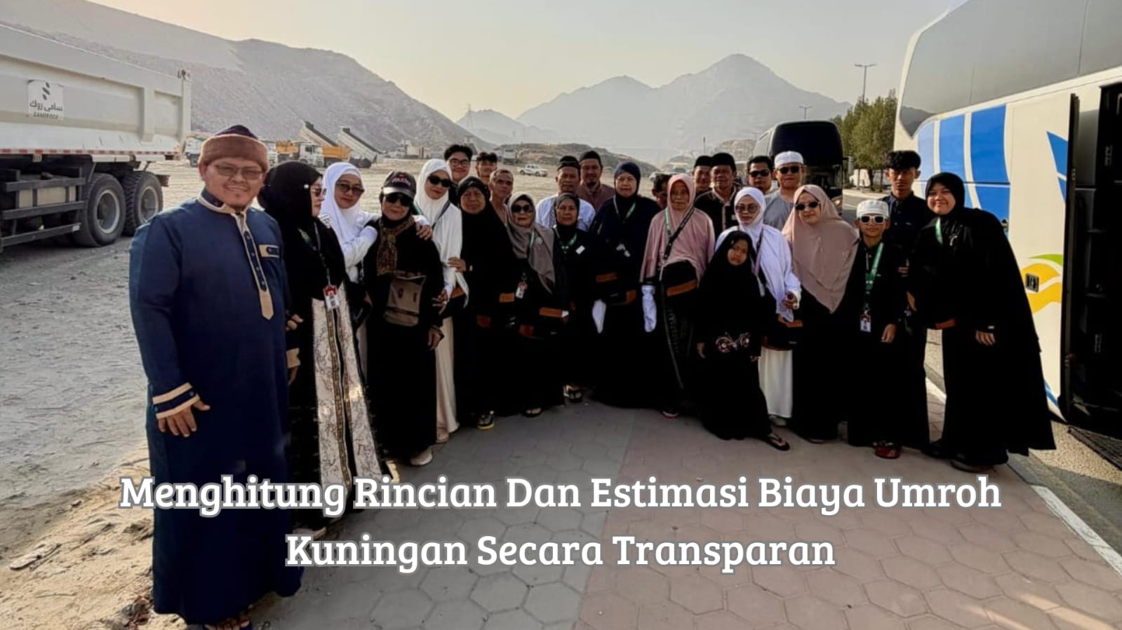 Calon jamaah mempelajari brosur Biaya umroh Kuningan bersama konsultan travel di kantor perwakilan