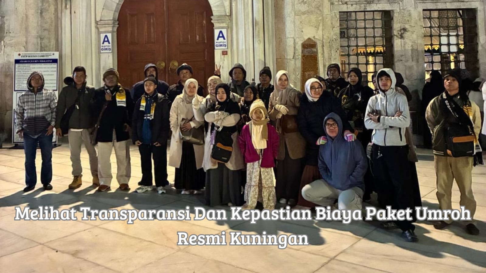 Petugas konsultan menunjukkan lembar rincian Biaya paket umroh resmi Kuningan kepada calon jamaah di kantor perwakilan