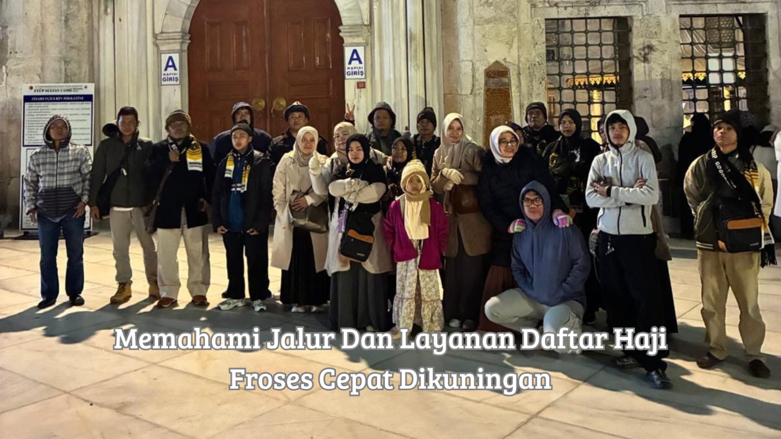Petugas konsultan memberikan arahan berkas pendaftaran Daftar haji froses cepat di Kuningan kepada calon jamaah di kantor layanan