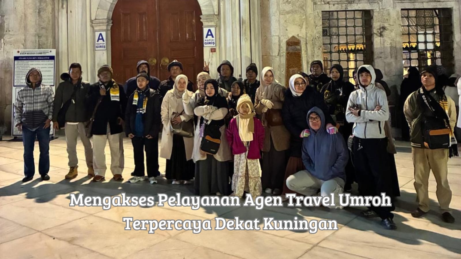 Petugas kantor Agen travel umroh terpercaya dekat Kuningan menyambut calon jamaah untuk berkonsultasi mengenai fasilitas ibadah