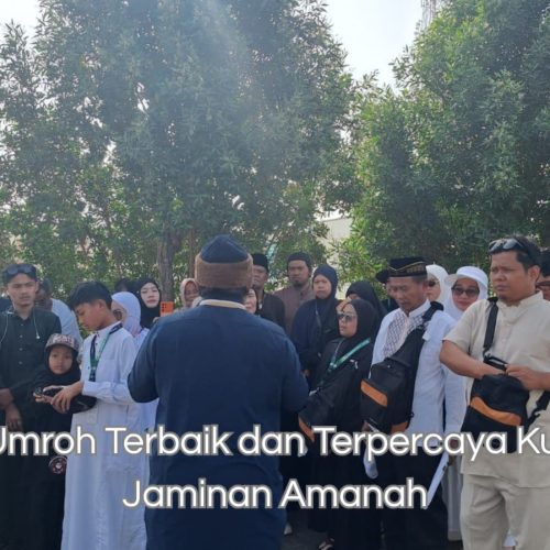 Suasana jemaah khusyuk mendengarkan manasik bersama travel umroh terbaik dan terpercaya Kuningan